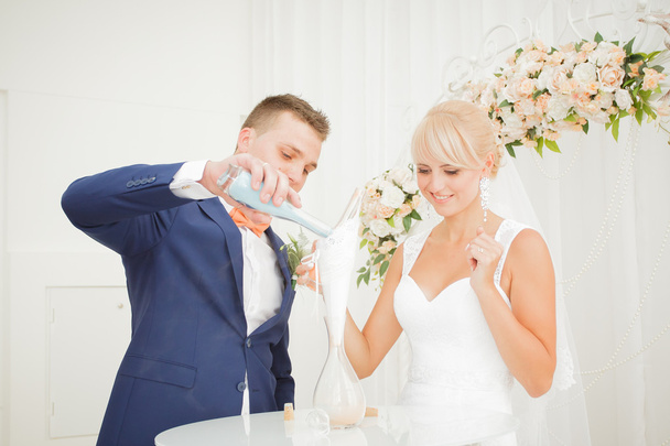 Nevěsta a ženich písek obřadu - Fotografie, Obrázek
