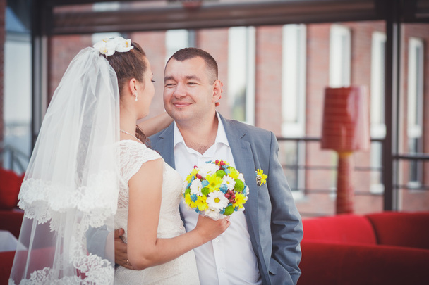 Noiva e noivo no terraço
 - Foto, Imagem