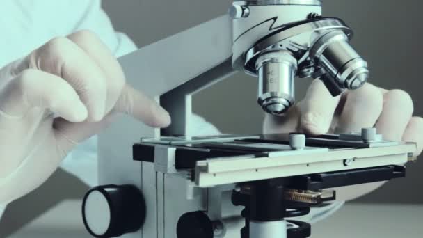 研究室の顕微鏡。クローズ アップ ショット - 映像、動画