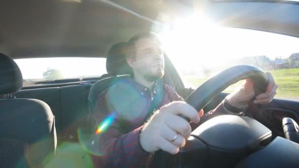 The young man behind the wheel happy - Séquence, vidéo