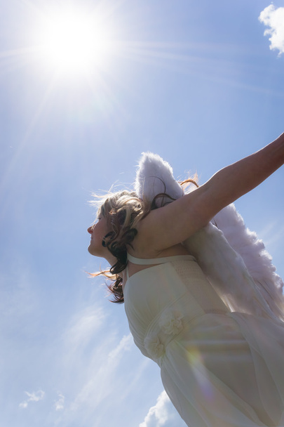 Engelsfrau mit Himmel und Sonne - Foto, Bild