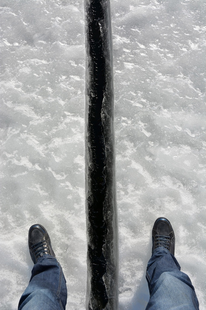 Bacaklarının arasına buz boşlukta - Fotoğraf, Görsel