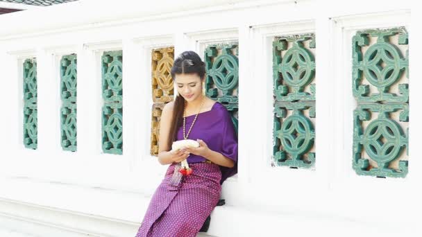 Ταϊλανδικό γυναίκα ντύσιμο παραδοσιακά. - Πλάνα, βίντεο