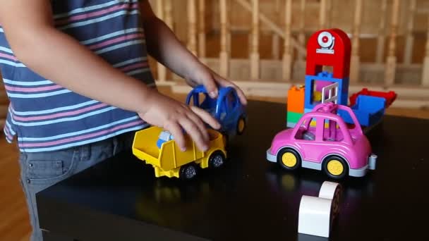 bonito menino entranhando com brinquedo carro
 - Filmagem, Vídeo