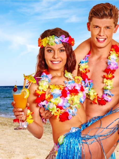 ζευγάρι με κοκτέιλ στο Χαβάη παραλία στεφάνι. - Φωτογραφία, εικόνα