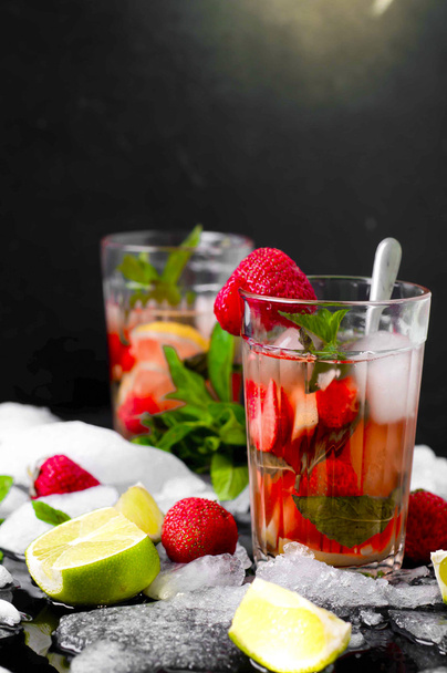 Refreshing summer drink with Strawberry  - Fotoğraf, Görsel