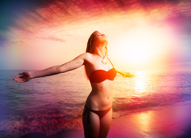 woman in freedom in sunset on the beach - vintage vignette - Fotografie, Obrázek