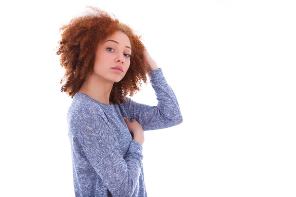 młody Afroamerykanin nastolatka trzymając kręcone włosy - Zdjęcie, obraz