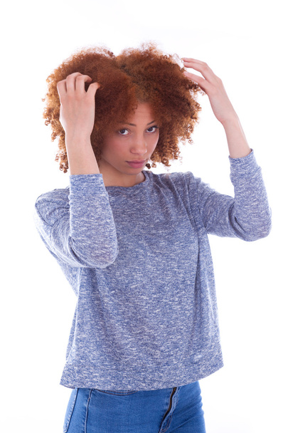 dospívající dívka drží její rozcuchané kadeřavé vlasy - Fotografie, Obrázek