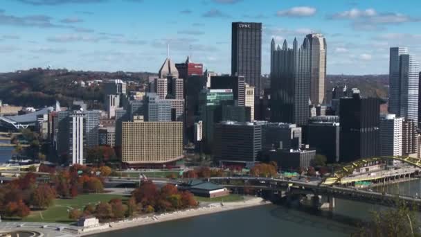Un zoom lento fuera de vista de Pittsburgh, Pennsylvania. Puede ser adecuado solo para uso editorial o documental. En 4K UltraHD
. - Imágenes, Vídeo