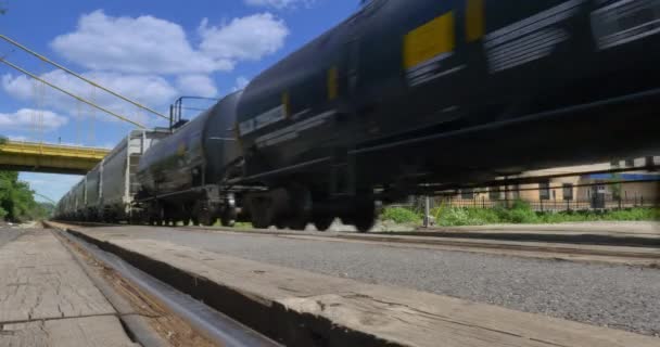 4 k περνάει τρένο εμπορευματικών μεταφορών από χαμηλή γωνία με ήχο - Πλάνα, βίντεο