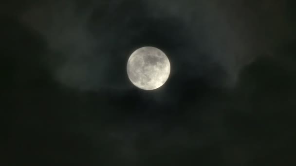 4 k echte volle maan nachtelijke hemel met wolken passeren - Video
