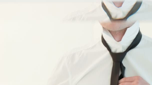Close-up van de mens dichtknopen omhoog aan hals shirt - Video