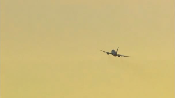 passagiersvliegtuigen opstijgen bij zonsondergang - Video