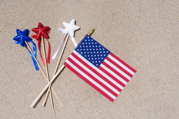 Bandiera amricana con stelle sulla spiaggia di sabbia
 - Foto, immagini