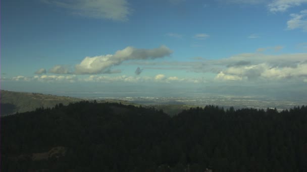 Antena California colinas del bosque cumulus naturaleza la luz del día - Imágenes, Vídeo