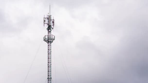 Torre de comunicações antena móvel pólo e céu azul nuvem em movimento, Timelapse
 - Filmagem, Vídeo