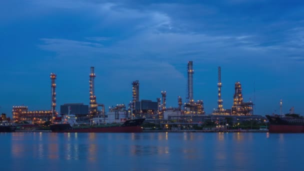 Διυλιστήριο πετρελαίου, βιομηχανία εργοστάσιο μέρα με τη νύχτα - Πλάνα, βίντεο