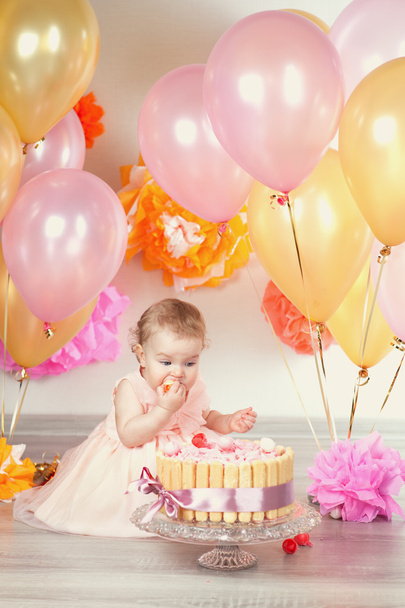  cute baby girl celebrates birthday one year. - Fotografie, Obrázek