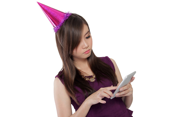 Rosto triste da menina da festa usando smartphone, no branco
 - Foto, Imagem