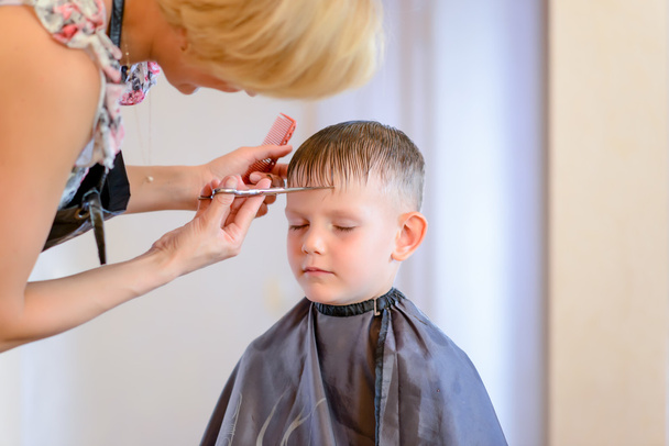 Cabeleireiro cortando um cabelo meninos
 - Foto, Imagem