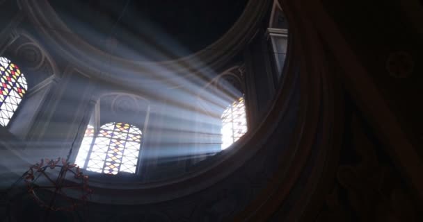 Kathedraal. Chernivtsi, Oekraïne. Lichten van venster. - Video