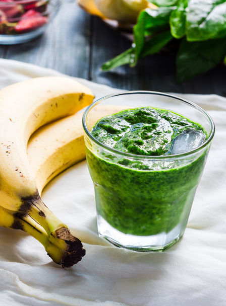 Green smoothie with spinach, kiwi, mint and banana, summer - Фото, зображення