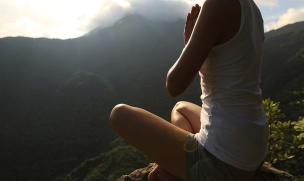 νεαρή γυναίκα την πρακτική της γιόγκα στο sunrise κορυφή βουνού - Φωτογραφία, εικόνα