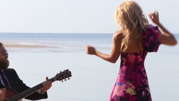 ρομαντικό κιθαρίστας με pretty ξανθό κορίτσι - Πλάνα, βίντεο