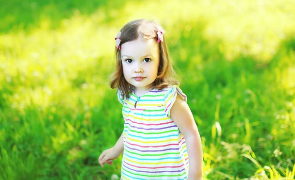 Güneşli yaz gün içinde yürürken küçük kız çocuk portresi - Fotoğraf, Görsel