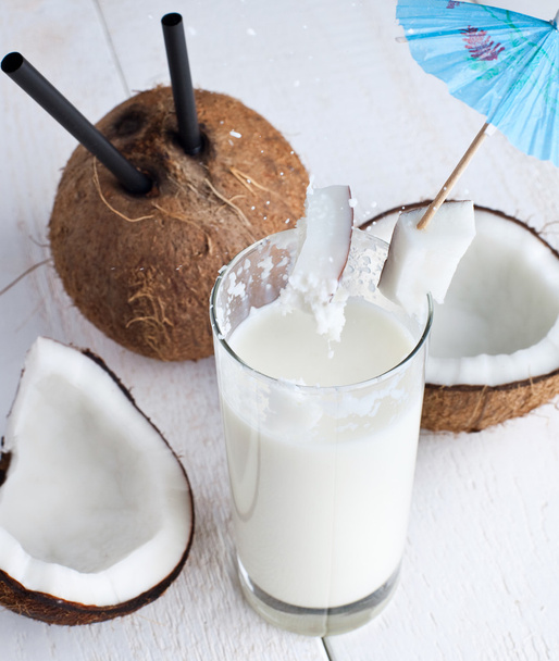 kokosmelk met verse kokosnoten - Foto, afbeelding
