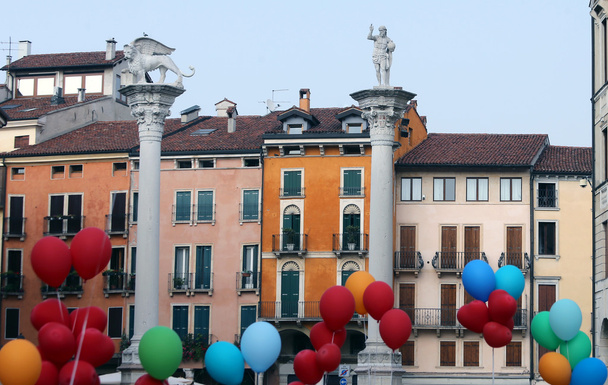 Ιταλικά σπίτια με πολύχρωμα μπαλόνια κατά τη διάρκεια του Φεστιβάλ σε Vic - Φωτογραφία, εικόνα