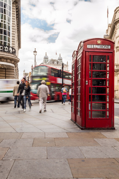 Κόκκινο Τηλεφωνικό κιβώτιο και κόκκινο λεωφορείο στο Λονδίνο - Φωτογραφία, εικόνα