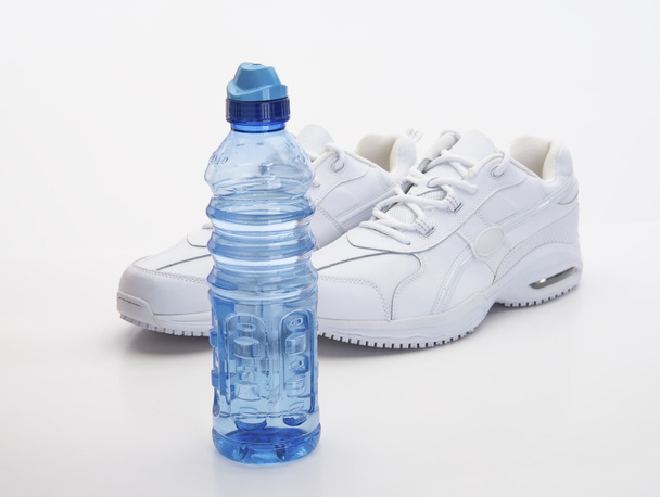 Chaussures blanches et bouteille d'eau
 - Photo, image