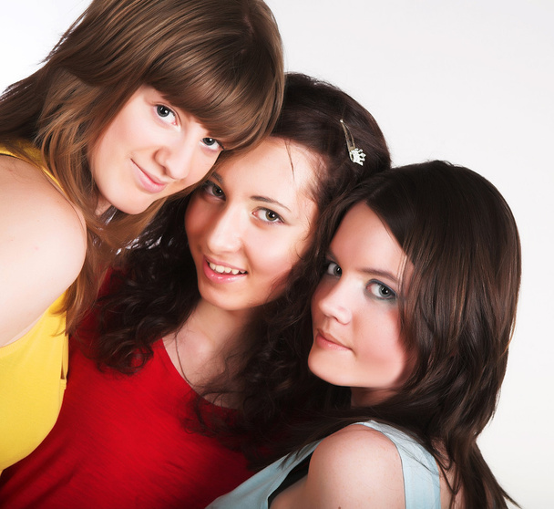 Портрет трех улыбающихся девушек
  - Фото, изображение