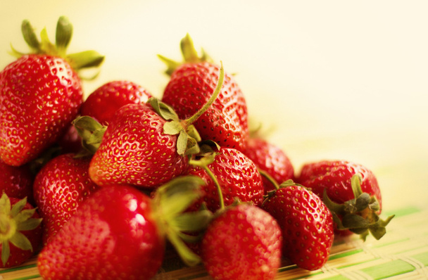 Fresh juicy strawberries lying on the table. - Zdjęcie, obraz