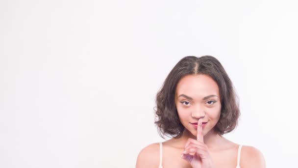 Mulatto girl with index finger on her mouth - Video