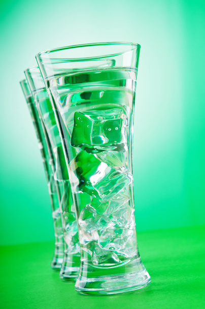 Вода в стекле на градиентном фоне
 - Фото, изображение