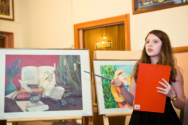 MOSCOW, VENÄJÄ, toukokuu 19, 2014: Tunnistamaton teini tyttö valmistui
 - Valokuva, kuva