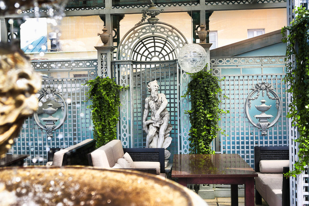 prestigioso restaurante abierto terraza interior
 - Foto, Imagen
