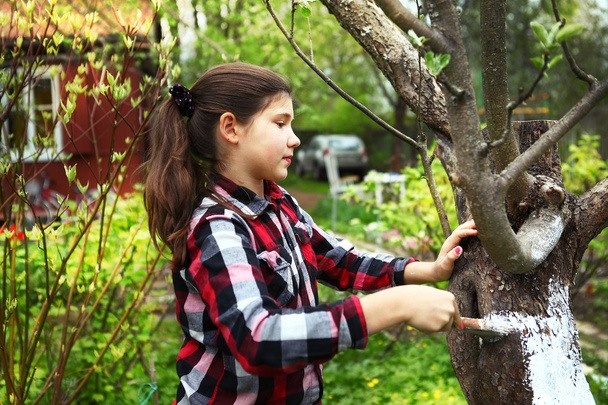 kaunis esiteini tyttö limewash omenapuu säästää uudelleen-
 - Valokuva, kuva