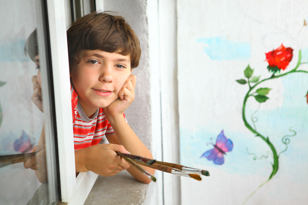 preteen jóképű művész fiú ecsetek és a háttér falfestményeit - Fotó, kép