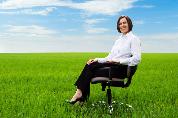 Femme d'affaires assise sur une chaise - Photo, image