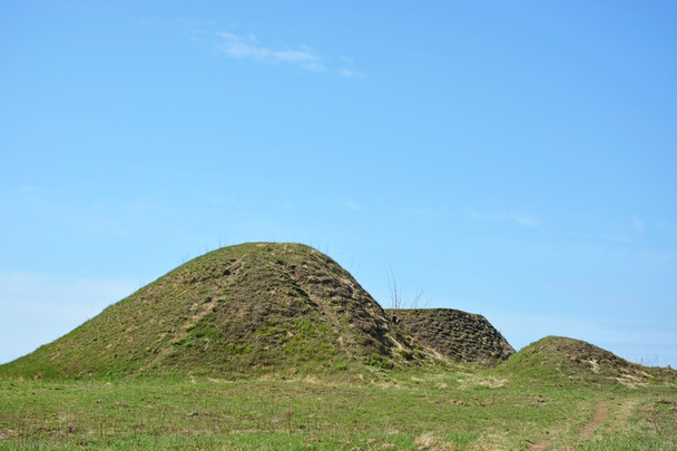 Montículo funerario
 - Foto, Imagen