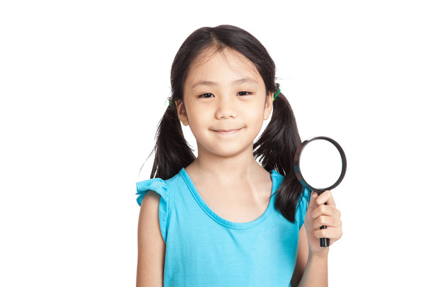 Little asian girl with magnifying glass - Fotoğraf, Görsel