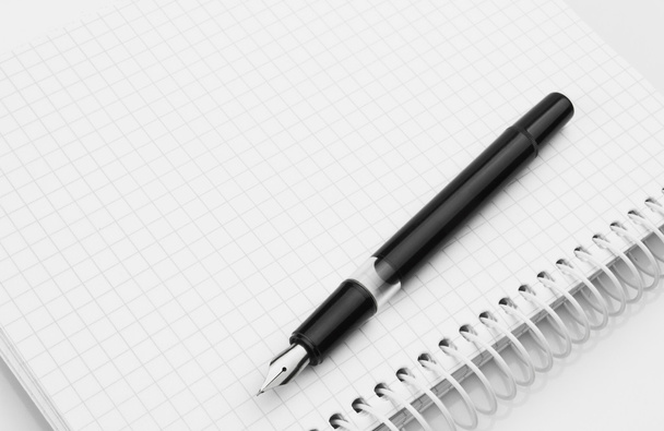 Ink pen on notepad - Фото, зображення