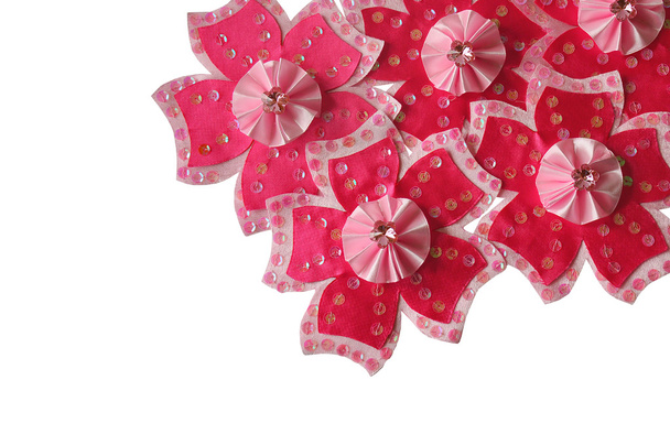Рожеві квіти з тканини, прикрашені блискітками на білому тлі
 - Фото, зображення
