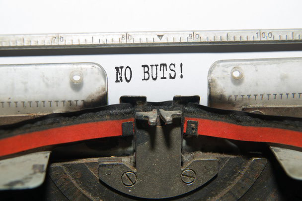 Feuille de papier avec l'inscription "NO BUTS
" - Photo, image