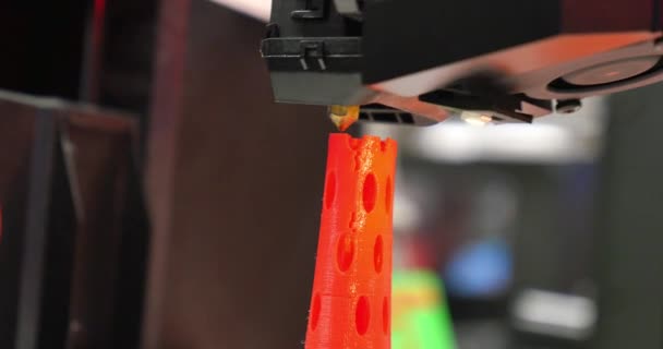 Ein 3D-Drucker bildet eine komplexe Form. - Filmmaterial, Video