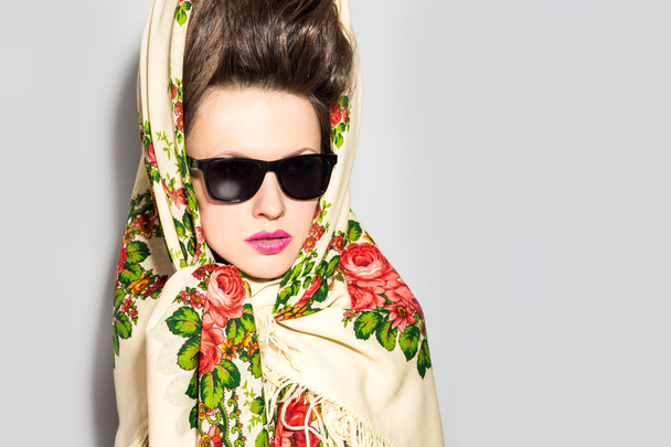 Mujer de moda en bufanda
 - Foto, imagen